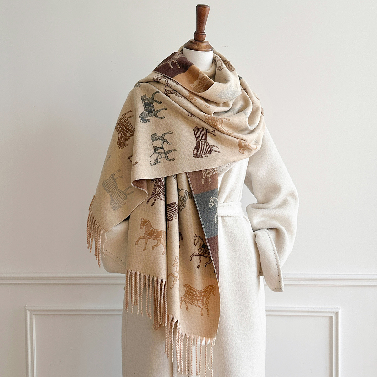 وشاح شتوي نسائي فاخر بطبعة حصا - مراجعة Woven Scarf Blanket وسعره