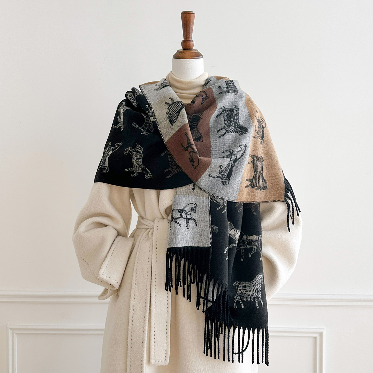 وشاح شتوي نسائي فاخر بطبعة حصا - مراجعة Woven Scarf Blanket وسعره
