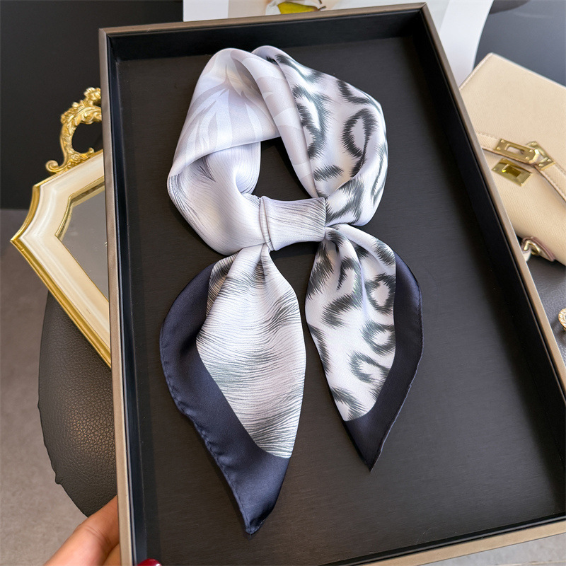 وشاح نسائي فاخر مربع الشكل من  - مراجعة Scarf Silk Square وسعره